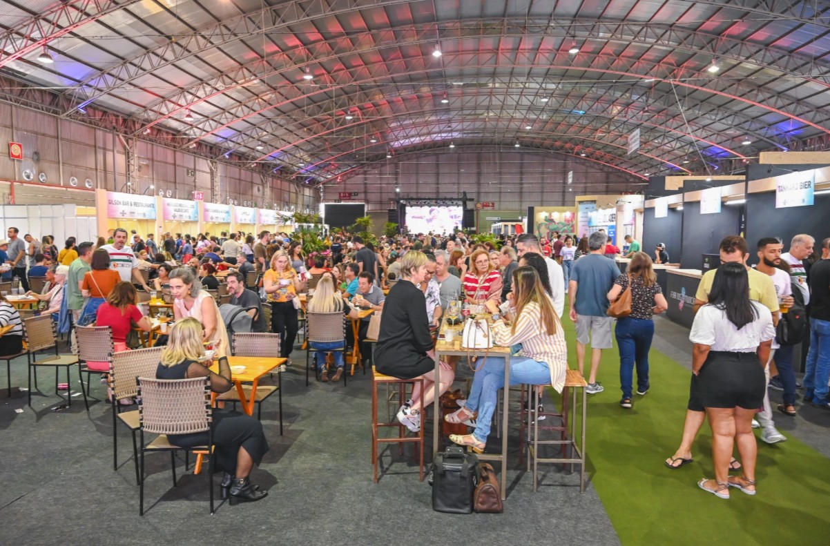 Guarapari confirma presença na maior feira turística do Espírito Santo com experiências completas 2 feira dos municipios praca de alimentacao